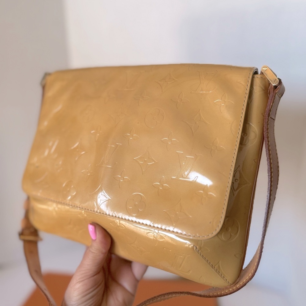 Authentic Louis Vuitton Vernis Thompson Shoulder Bag with Classic Design. - Picture 3 of 14